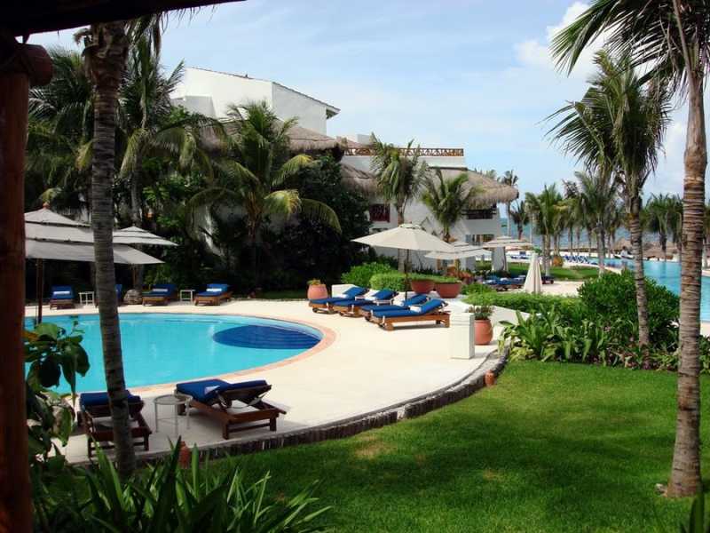 Lush gardens surrounding Desire Pearl