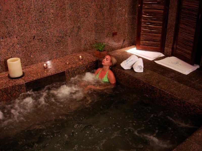 Jacuzzi at The Spa at Desire Pearl